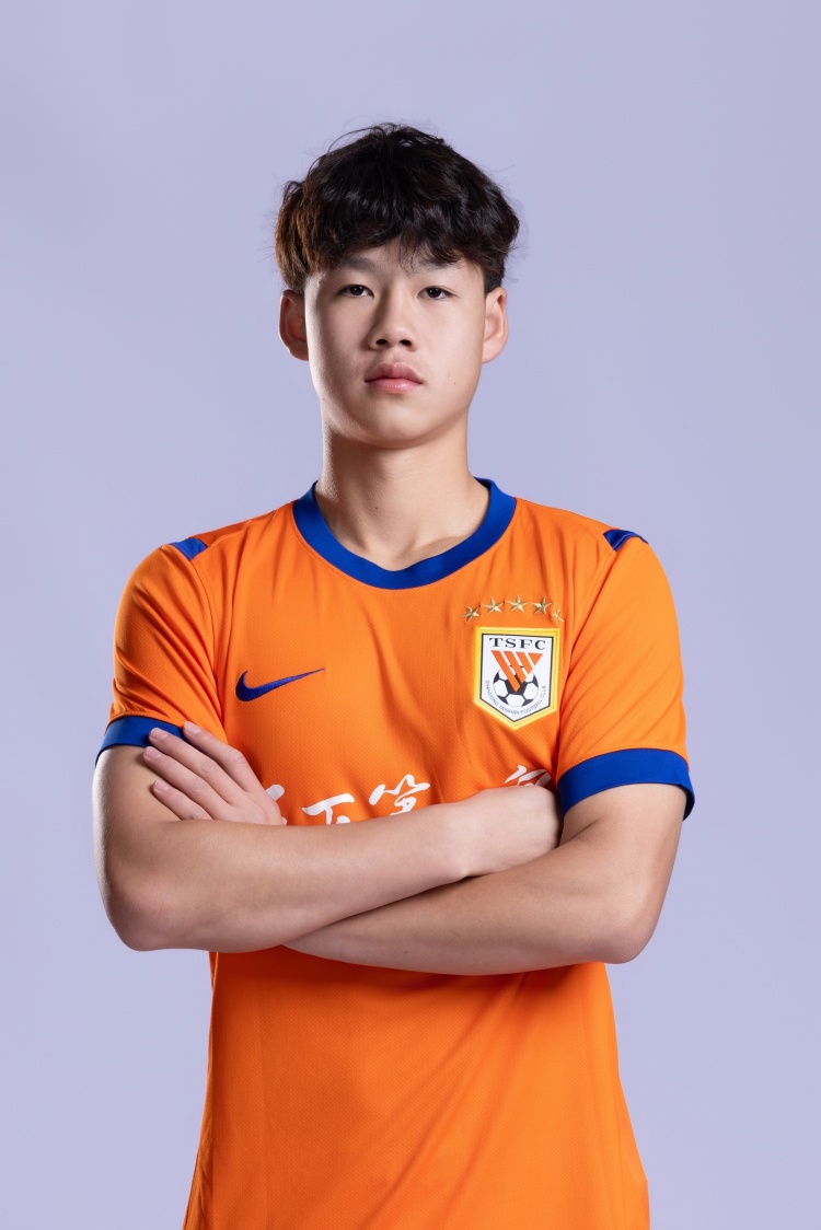 乐玩体育官方入口-U17国足队长李钧鹏代表泰山B队登场，完成个人中乙联赛首秀